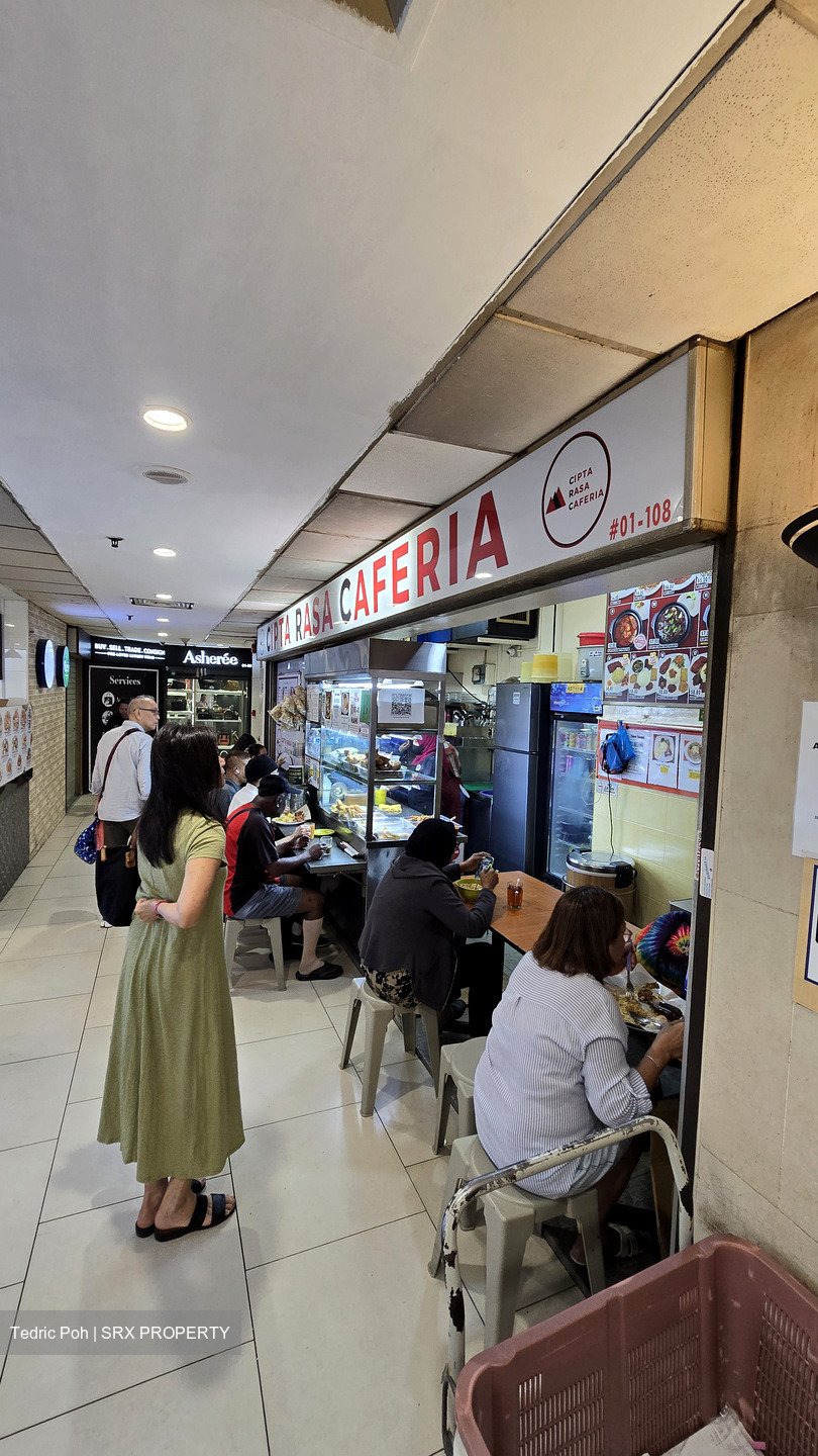 Lucky Plaza (D9), Retail #549184451